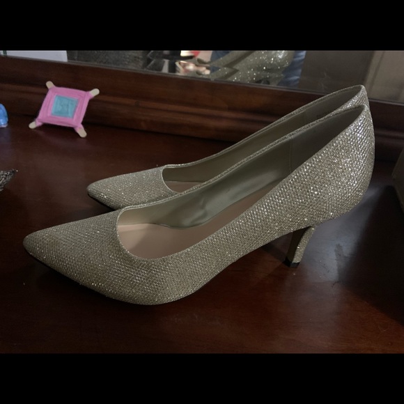 size 8 1/2. Bella Vita Brand gold sparkle heels - Picture 8 of 8
